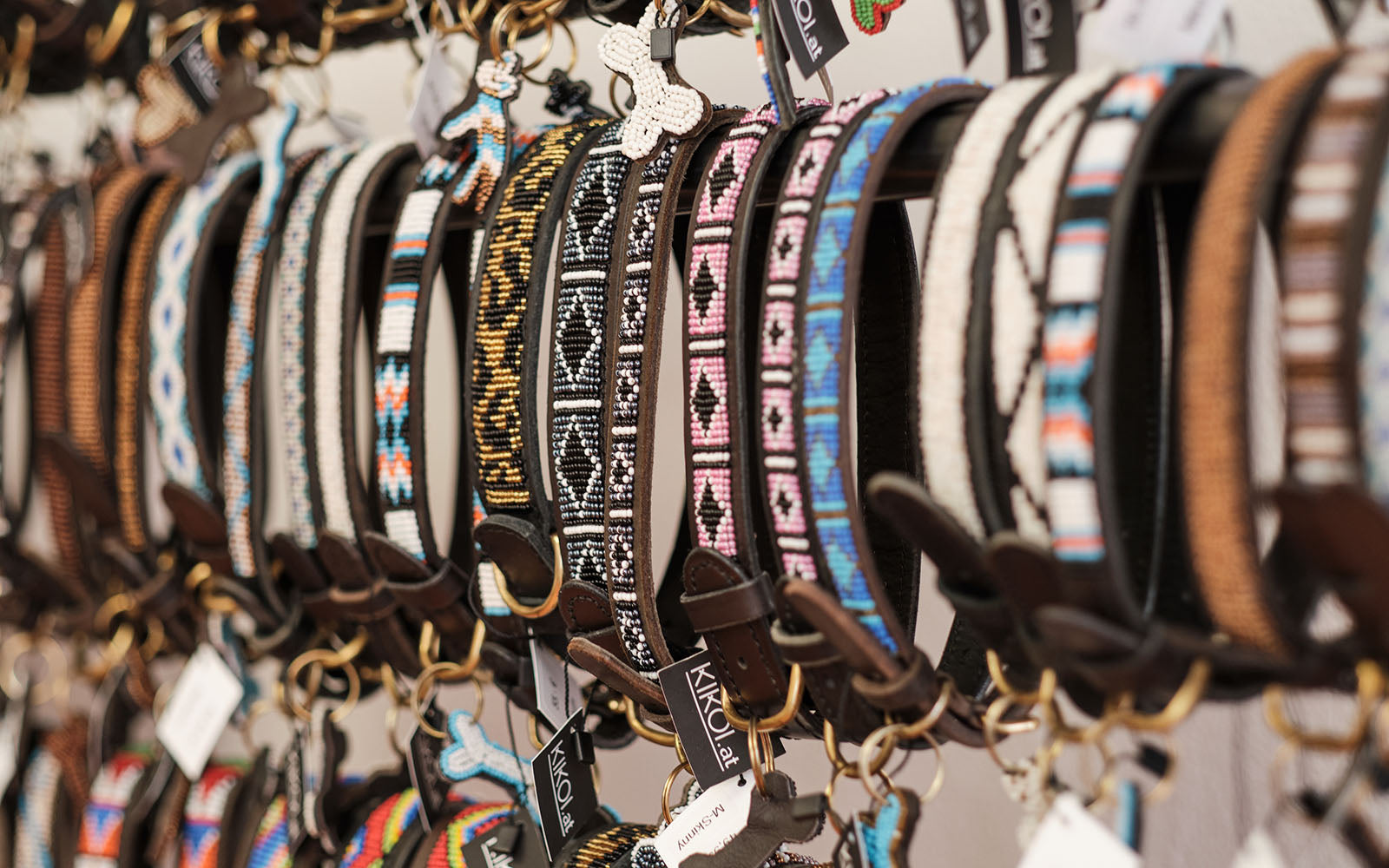 kikoi.at-bestellen-onlineshop-zingdesign-kleine-grosse-hunde-hundehalsband-skinny-leder-handgemacht-madeinkenya-fairtrade