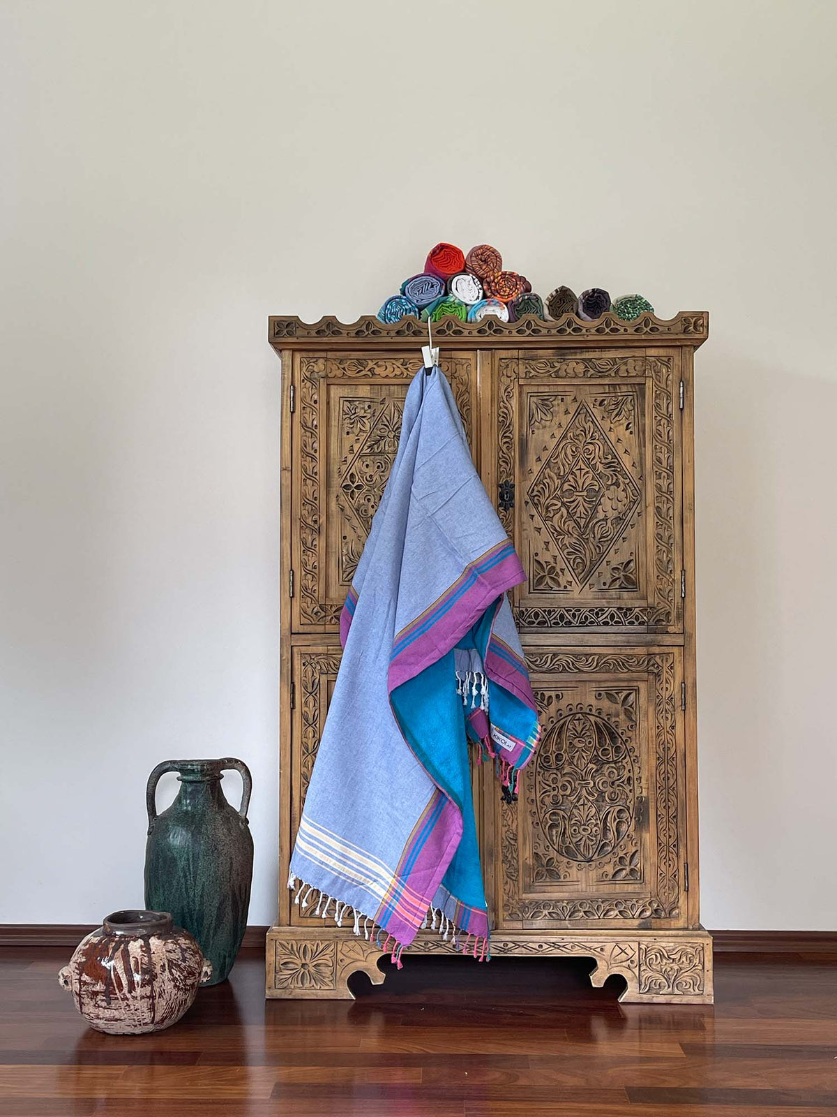 kikoi.at,bestellen,onlineshop,kikoy,baumwolle,madeinkenya,fairtrade,handtuch,hamamtuch,blau-pink,,türkis,madeinkenia,madeinafrica,empowerment-durch-handel,fair-produziert,nachhaltig,products-with-a-story,community-project,aidbytrade,geburtstagsgeschenk,geschenk-idee,strand-tuch,badetuch,saunatuch,baby-decke,badezimmer,bade-handtuch,schultertuch,sonnenschutz,surfen,baby-handtuch,frottee,yoga,pilates,strand-decke,picknick-decke,urlaub,baden,wellness,spa,schwimmen,reisen,schnell-trocknend,leicht,wandern