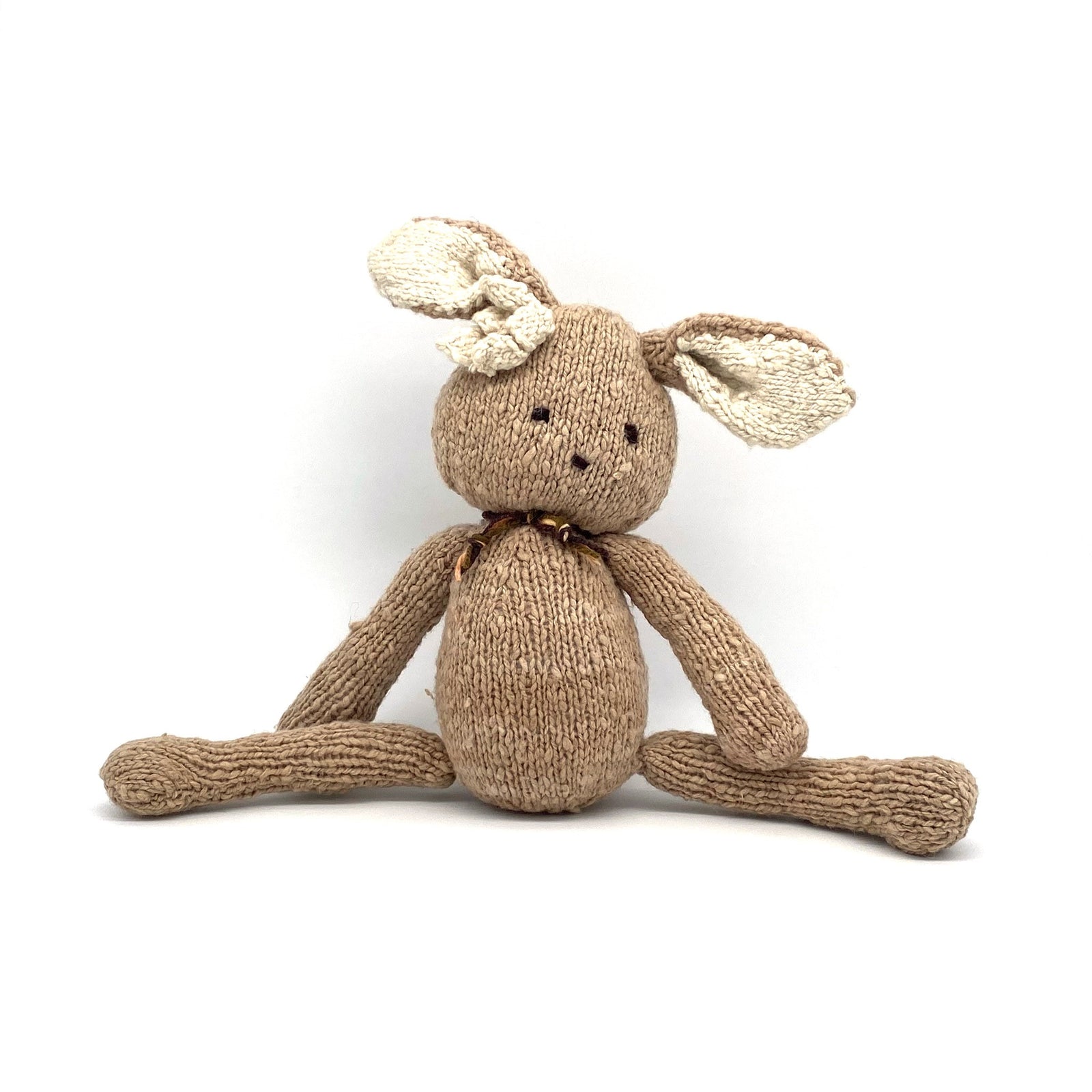 kuscheltiere,bio,wolle,madeinkenya,fairtrade,ditsy,hase,beige,bio-baumwolle,madeinkenia,handgestrickt,stofftiere,kind,kinder,spielzeuge,geschenke,organic,madeinafrica,handgemacht,handmade,frauenprojekt,community-project,aidbytrade,products-with-a-story,empowerment-durch-handel,fair-produziert,organic-cotton,stricktier,beige,nachhaltig,geburtstagsgeschenk,kikoy,geschenkidee