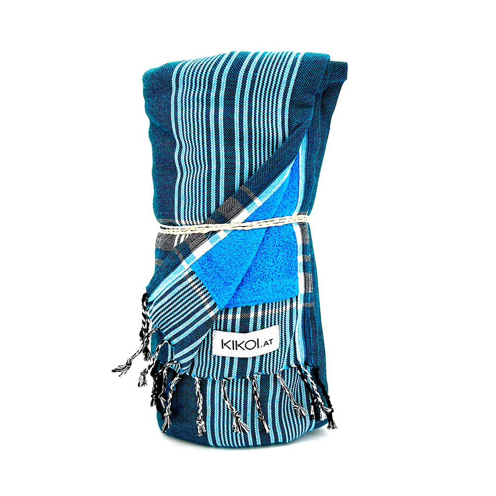kikoi.at,bestellen,onlineshop,kikoy,baumwolle,madeinkenya,fairtrade,handtuch,hamamtuch,schwarz-tuerkis,,tuerkis,madeinkenia,madeinafrica,empowerment-durch-handel,fair-produziert,nachhaltig,products-with-a-story,community-project,aidbytrade,geburtstagsgeschenk,geschenk-idee,strand-tuch,badetuch,saunatuch,baby-decke,badezimmer,bade-handtuch,schultertuch,sonnenschutz,surfen,baby-handtuch,frottee,yoga,pilates,strand-decke,picknick-decke,urlaub,baden,wellness,spa,schwimmen,reisen,schnell-trocknend,leicht,wandern