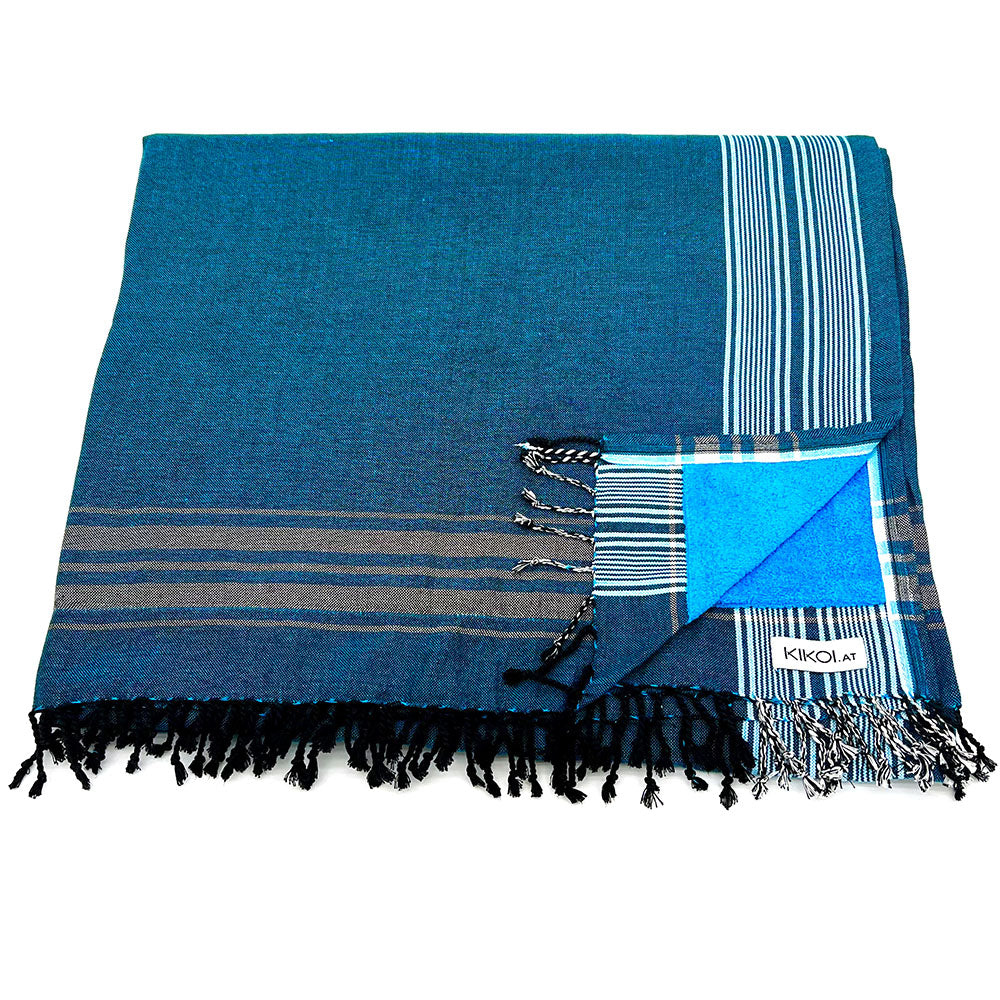 kikoi.at,bestellen,onlineshop,kikoy,baumwolle,madeinkenya,fairtrade,handtuch,hamamtuch,schwarz-tuerkis,,tuerkis,madeinkenia,madeinafrica,empowerment-durch-handel,fair-produziert,nachhaltig,products-with-a-story,community-project,aidbytrade,geburtstagsgeschenk,geschenk-idee,strand-tuch,badetuch,saunatuch,baby-decke,badezimmer,bade-handtuch,schultertuch,sonnenschutz,surfen,baby-handtuch,frottee,yoga,pilates,strand-decke,picknick-decke,urlaub,baden,wellness,spa,schwimmen,reisen,schnell-trocknend,leicht,wandern