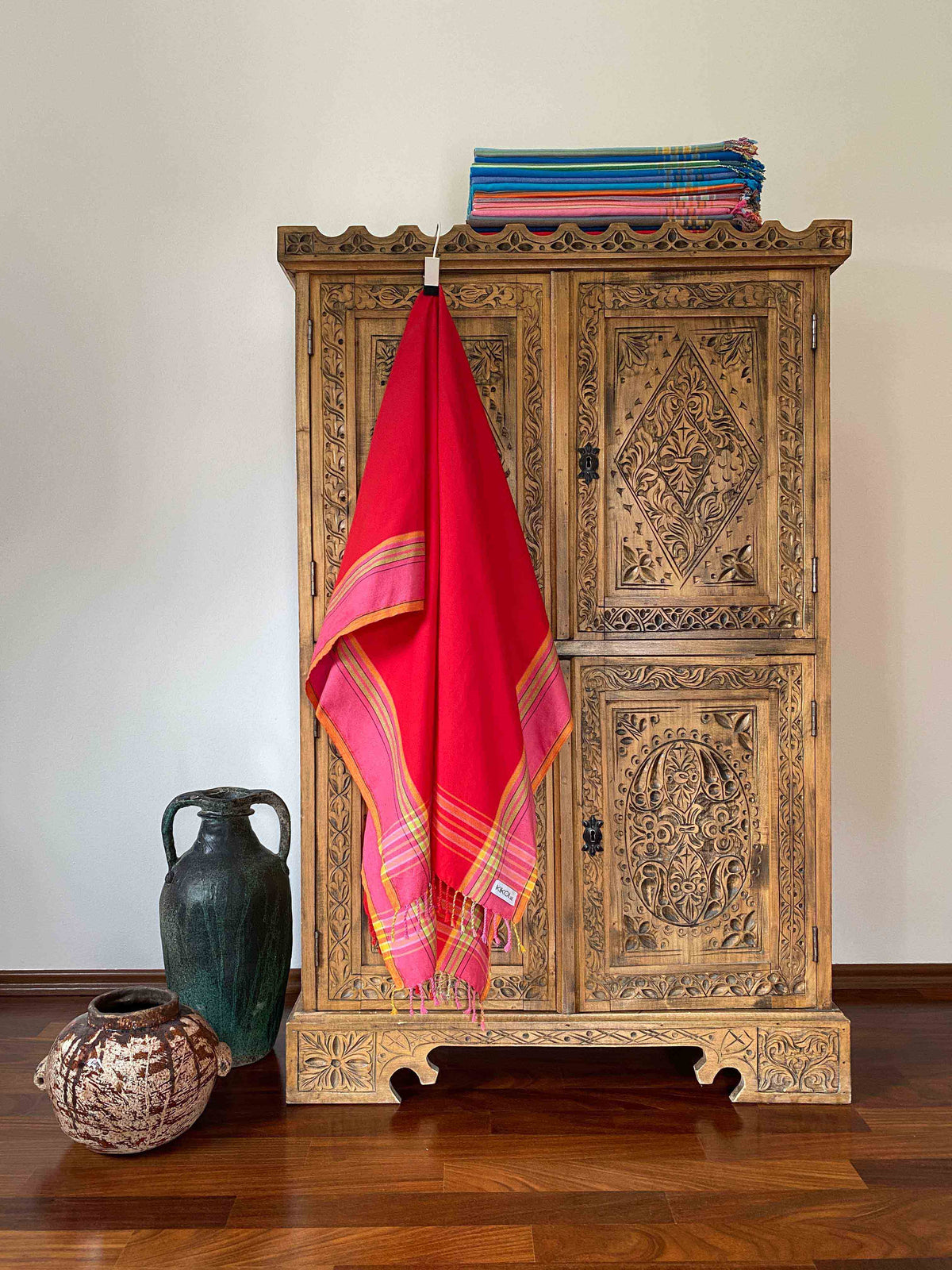 kikoi.at,bestellen,onlineshop,kikoy,baumwolle,madeinkenya,fairtrade,strandtuch,hamamtuch,rot,wfto,madeinkenia,madeinafrica,empowerment-durch-handel,fair-produziert,nachhaltig,products-with-a-story,community-project,aidbytrade,geburtstagsgeschenk,geschenk-idee,handtuch,badetuch,saunatuch,sarong,pareo,schal,schultertuch,sonnenschutz,wickelrock,baby-handtuch,tischdecke,yoga,pilates,strand-decke,picknick-decke,urlaub,baden,wellness,spa,schwimmen,reisen,schnell-trocknend,leicht,wandern,outdoor