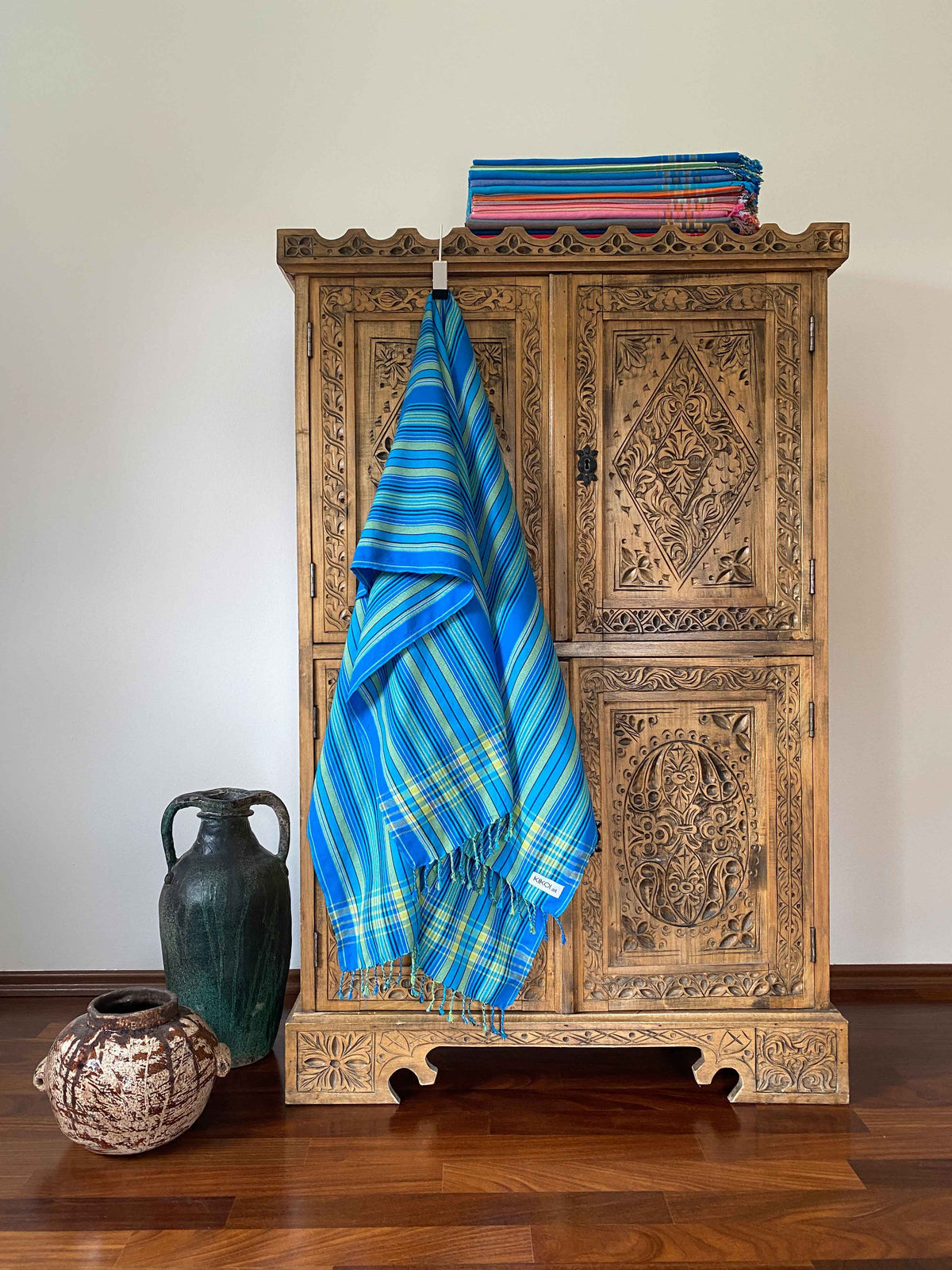 kikoi.at,bestellen,onlineshop,kikoy,baumwolle,madeinkenya,fairtrade,strandtuch,hamamtuch,tuerkis,gestreift,wfto,madeinkenia,madeinafrica,empowerment-durch-handel,fair-produziert,nachhaltig,products-with-a-story,community-project,aidbytrade,geburtstagsgeschenk,geschenk-idee,handtuch,badetuch,saunatuch,sarong,pareo,schal,schultertuch,sonnenschutz,wickelrock,baby-handtuch,tischdecke,yoga,pilates,strand-decke,picknick-decke,urlaub,baden,wellness,spa,schwimmen,reisen,schnell-trocknend,leicht,wandern,outdoor